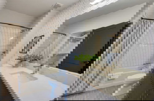 Foto 17 - New Modern 2bdr in Walkable Midtown w/ Gym, Pool Honkey-tonk by Avantstay