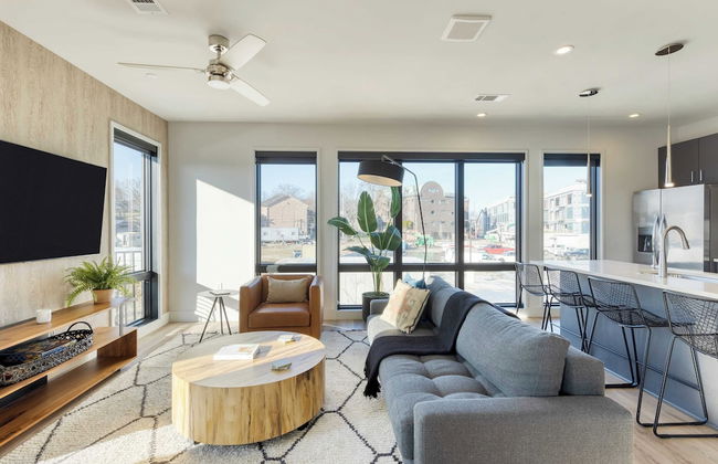 2 Units in Walkable Midtown Location, Gym+pool Honkey-tonk & Muse by Avantstay - Photo 7