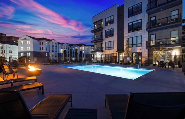 Walkable Midtown Location Modern Amenities, Pool & Gym Anthem by Avantstay - Photo 33