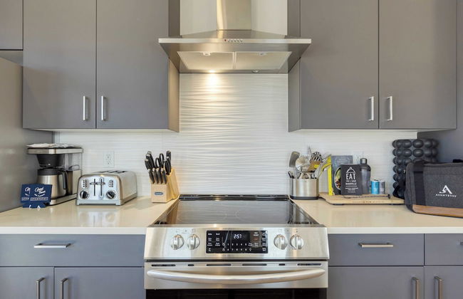 2 Units in Walkable Midtown Location, Gym+pool Honkey-tonk & Muse by Avantstay - Photo 10