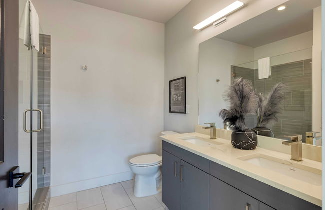 2 Units in Walkable Midtown Location, Gym+pool Honkey-tonk & Muse by Avantstay - Photo 16