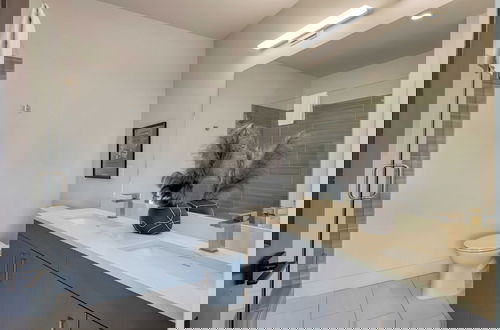 Foto 13 - New Modern 2bdr in Walkable Midtown w/ Gym, Pool Honkey-tonk by Avantstay
