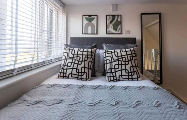 Loft Living Leigh-on-sea - Photo 2