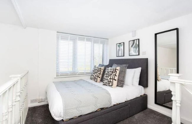 Loft Living Leigh-on-sea - Photo 3
