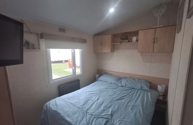 3-bed Caravan, Sleeps 8, Pool & Beach - Photo 6