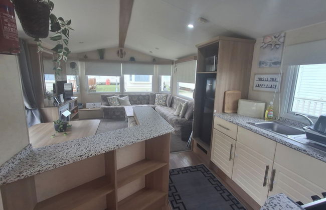 3-bed Caravan, Sleeps 8, Pool & Beach - Photo 10