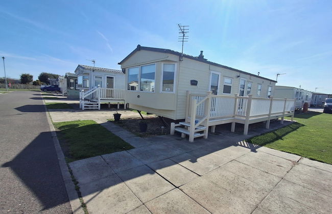3-bed Caravan, Sleeps 8, Pool & Beach - Photo 1