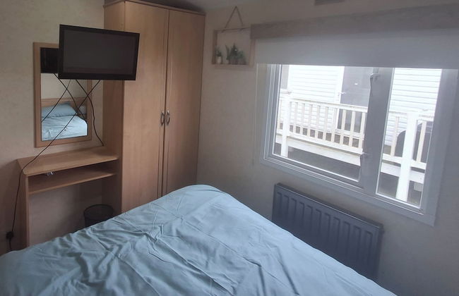 3-bed Caravan, Sleeps 8, Pool & Beach - Photo 2