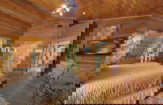 Foto 3 - The Willows Retreat - Sleeps 17, Hot-tubs, Close to Main Street!
