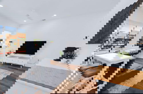 Foto 23 - Luxury Resort-style Living Centrally Located
