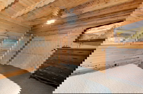 Foto 5 - Wolf Den 4 Bedroom Cabin by RedAwning