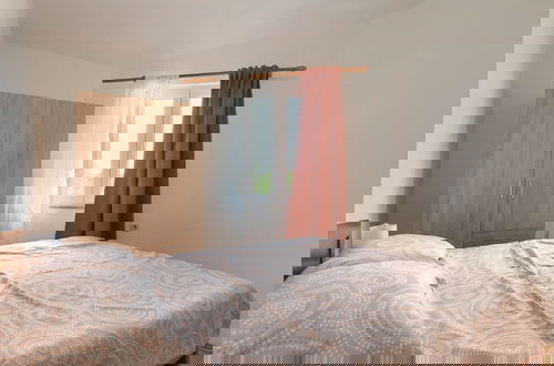 Foto 2 - Comfortable House With Private Swimming Pool