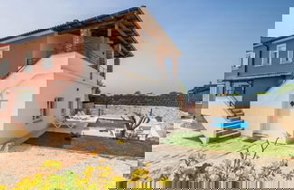 Foto 1 - Comfortable House With Private Swimming Pool
