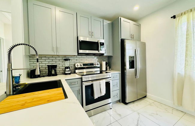 Modern 2-bedroom Retreat Near Beach Airport - Foto 10