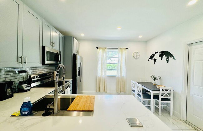 Modern 2-bedroom Retreat Near Beach Airport - Foto 18
