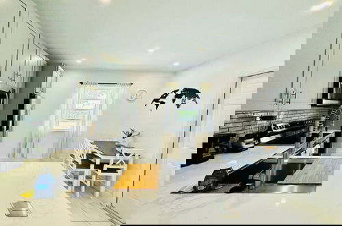 Foto 18 - Modern 2-bedroom Retreat Near Beach Airport