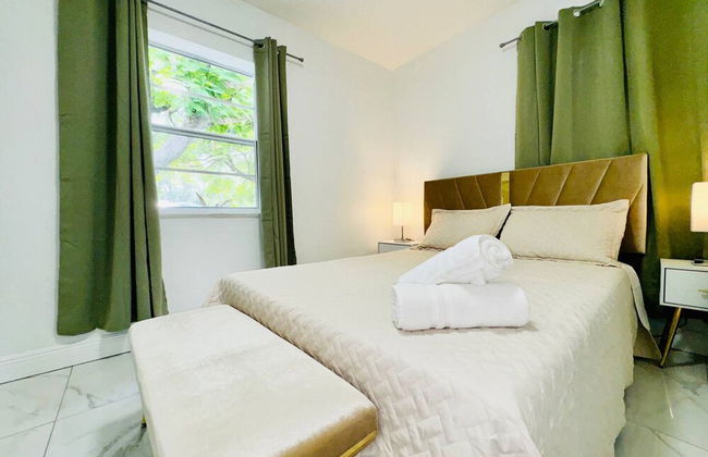 Modern 2-bedroom Retreat Near Beach Airport - Foto 6