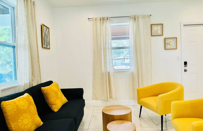 Modern 2-bedroom Retreat Near Beach Airport - Foto 16