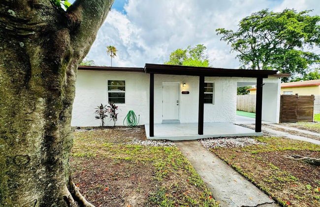Modern 2-bedroom Retreat Near Beach Airport - Foto 2