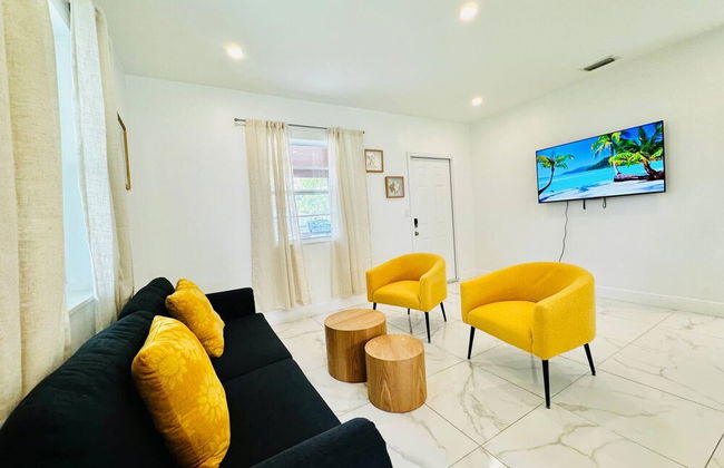 Modern 2-bedroom Retreat Near Beach Airport - Foto 13
