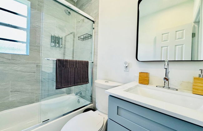 Modern 2-bedroom Retreat Near Beach Airport - Foto 7