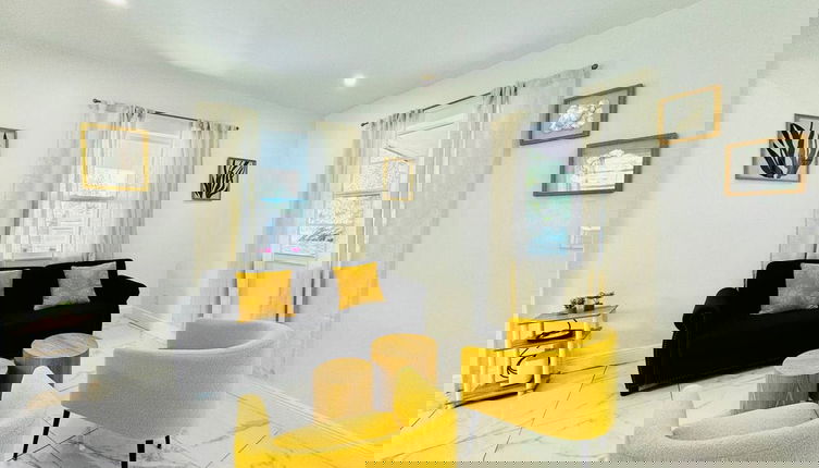 Foto 1 - Modern 2-bedroom Retreat Near Beach Airport