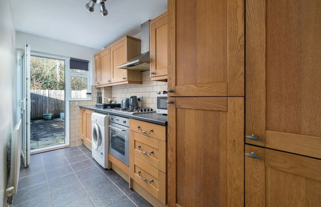 Crawley Stainer 1-bedroom With Parking and Garden - Foto 8
