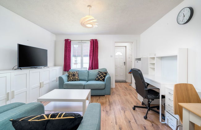Crawley Stainer 1-bedroom With Parking and Garden - Foto 11