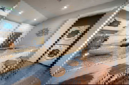 Foto 6 - Blue Marlin & Dolphin Buyout Marina-front Escape for 10 Guests Walkable Access to Port A