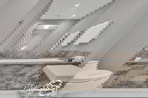 Foto 11 - Stunning Beachfront Luxury- Your Perfect Getaway!