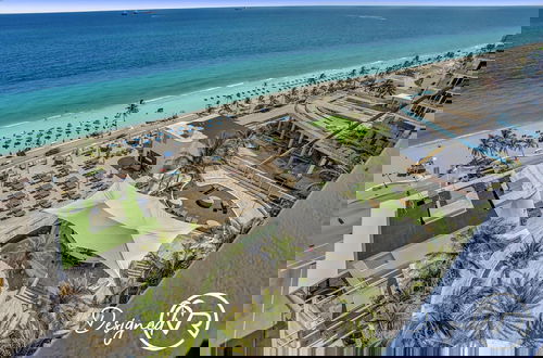 Foto 17 - Stunning Beachfront Luxury- Your Perfect Getaway!