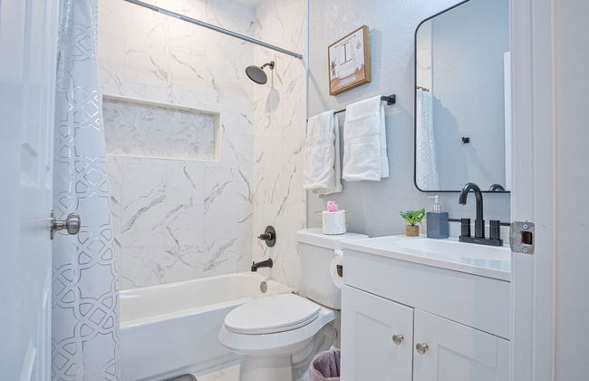 Lovely Charming 4BR 2 5BA Near Downtown s Prime - Photo 12