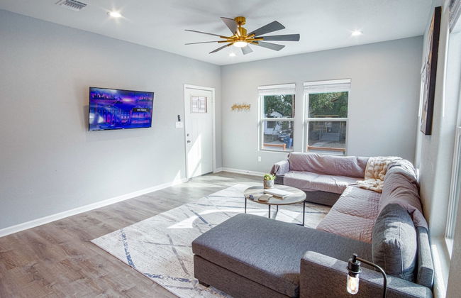 Lovely Charming 4BR 2 5BA Near Downtown s Prime - Photo 6
