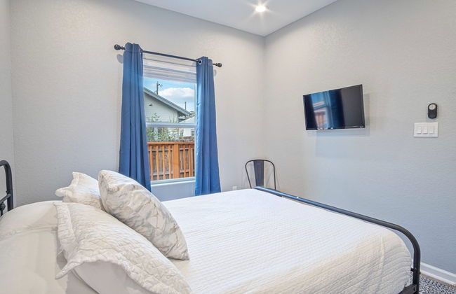 Lovely Charming 4BR 2 5BA Near Downtown s Prime - Photo 18
