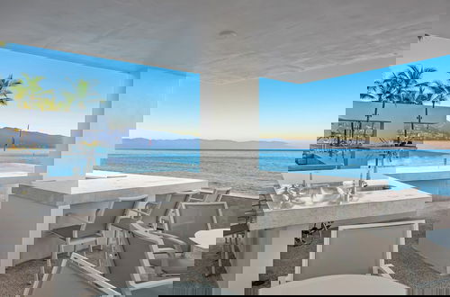 Foto 27 - Stunning Beachfront Condo - Sea Views
