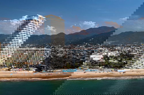 Foto 39 - Stunning Beachfront Condo - Sea Views