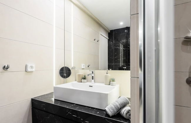 Spacious and Sunlit Seaside Flat - Photo 7