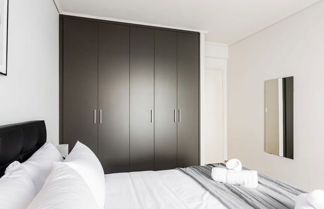 Spacious and Sunlit Seaside Flat - Photo 24