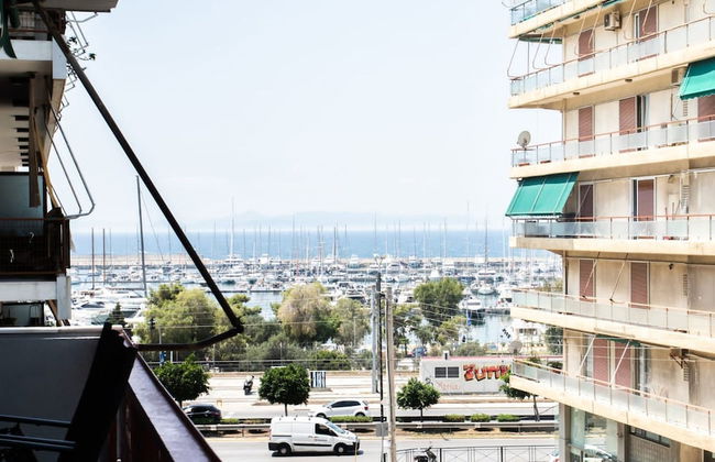 Spacious and Sunlit Seaside Flat - Photo 1