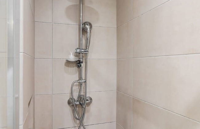 Spacious and Sunlit Seaside Flat - Photo 48