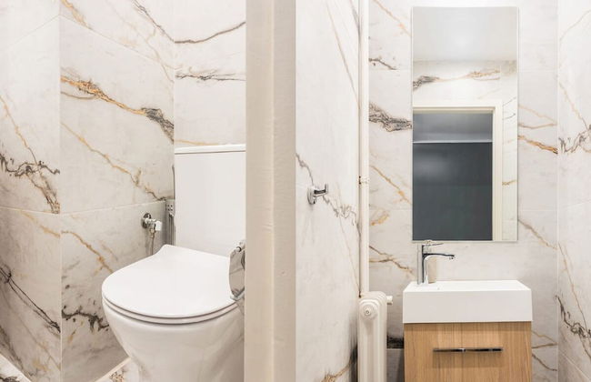 Spacious and Sunlit Seaside Flat - Photo 16