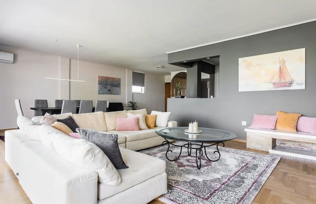 Spacious and Sunlit Seaside Flat - Photo 4