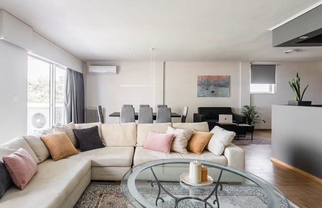 Spacious and Sunlit Seaside Flat - Photo 2