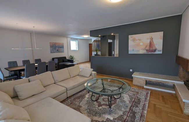 Spacious and Sunlit Seaside Flat - Photo 35