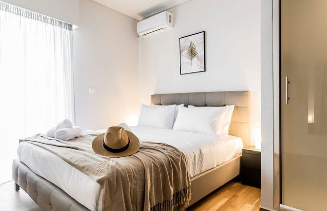 Spacious and Sunlit Seaside Flat - Photo 9