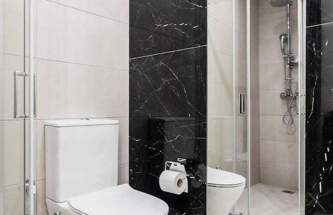 Spacious and Sunlit Seaside Flat - Photo 46