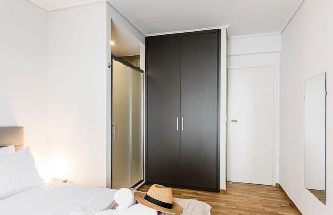 Spacious and Sunlit Seaside Flat - Photo 13