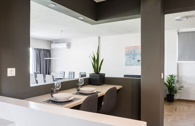 Spacious and Sunlit Seaside Flat - Photo 8