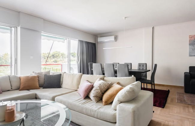 Spacious and Sunlit Seaside Flat - Photo 3