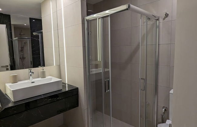 Spacious and Sunlit Seaside Flat - Photo 17